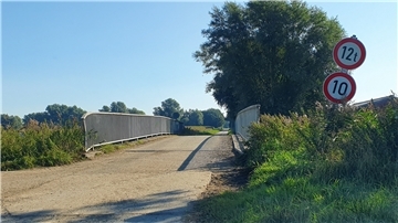 Am wichtigsten, am meisten genutzt und besonders marode: die Brücke, die am Sieverner Specken über den Grauwallkanal führt.