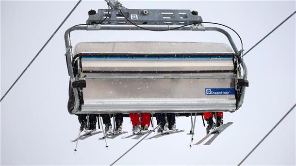 Mit vollen Pisten und Eiswasser - der Winter ist zurück Am Winterberg im Sauerland ist wieder viel Betrieb.