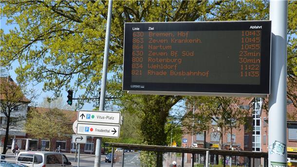 Am Zevener Busbahnhof zeigt ein Display, wann der nächste Bus kommt. Auf vielen Linien im Landkreis Rotenburg sind die Abstände zwischen den Fahrten noch deutlich zu groß. Mit dem neuen Nahverkehrsplan will man dieses Problem angehen.