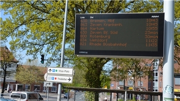 Am Zevener Busbahnhof zeigt ein Display, wann der nächste Bus kommt. Auf vielen Linien im Landkreis Rotenburg sind die Abstände zwischen den Fahrten noch deutlich zu groß. Mit dem neuen Nahverkehrsplan will man dieses Problem angehen.