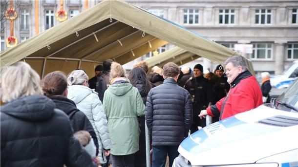 Erhöhte Wachsamkeit nach Anschlagsfurcht in Köln und Wien Am zweiten Weihnachtsfeiertag bildet sich eine Warteschlange beim Einlass in den Kölner Dom.