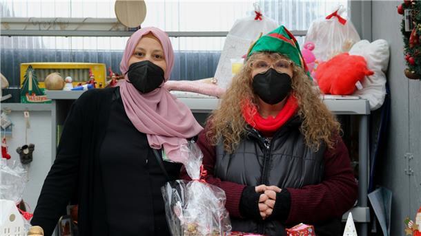 Amal al Sahli (links) von der Tafel und Silvia Kerney von der WIN mit Weihnachtsgeschenken bei der Aktion Umgekehrter Adventskalender im vergangenen Jahr.