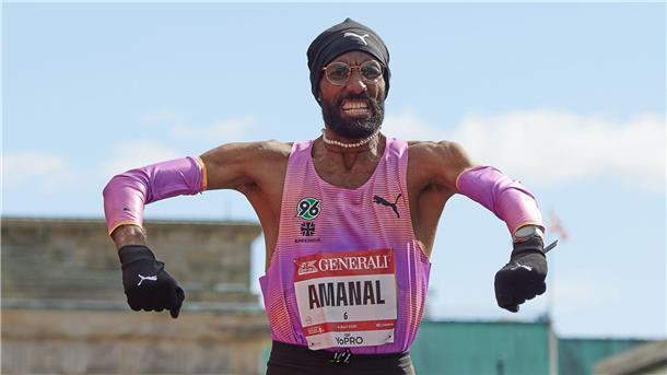 Deutscher Rekord beim Halbmarathon in Berlin Amanal Petros freut sich über seinen deutschen Rekord beim Halbmarathon in der Stadt Berlin.