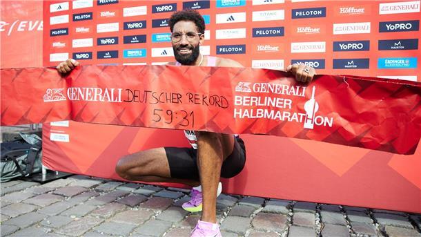 Deutscher Rekord beim Halbmarathon in Berlin Amanal Petros zeigt stolz seine Rekordzeit: Den Halbmarathon in Berlin lief er am Sonntag in 59 Minuten und 31 Sekunden.