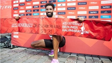 Amanal Petros zeigt stolz seine Rekordzeit: Den Halbmarathon in Berlin lief er am Sonntag in 59 Minuten und 31 Sekunden.