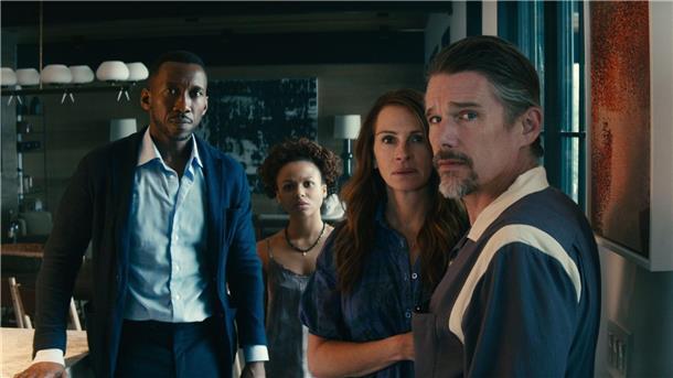 Amanda (Julia Roberts) und Clay (Ethan Hawke) wollen in einer Luxusvilla in Long Island die Welt hinter sich lassen. Da steht plötzlich G.H. (Mahershala Ali) mit seiner Tochter Ruth (Myha’la) vor der Tür.