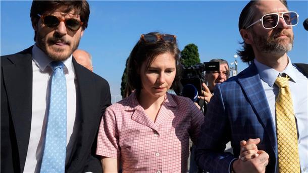 Doch noch ein Schuldspruch für Amanda Knox Amanda Knox (m.) mit ihrem Ehemann Christopher Robinson (r) in Florenz.