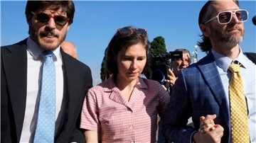 Amanda Knox (m.) mit ihrem Ehemann Christopher Robinson (r) in Florenz.