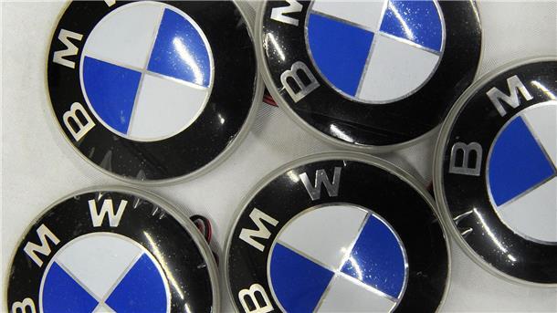 BMW und Amazon klagen erfolgreich gegen Markenpiraterie Amazon habe die verdächtigen Aktivitäten mithilfe fortschrittlicher Technologien maschinellen Lernens entdeckt und mit der BMW Group zusammengearbeitet, um zu bestätigen, dass es sich bei den fraglichen Produkten um Fälschungen handelte.