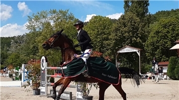 Amelie Ottens bei der Ehrenrunde nach ihrem ersten Sieg in einem S***-Springen beim Reitturnier in Richelsdorf.