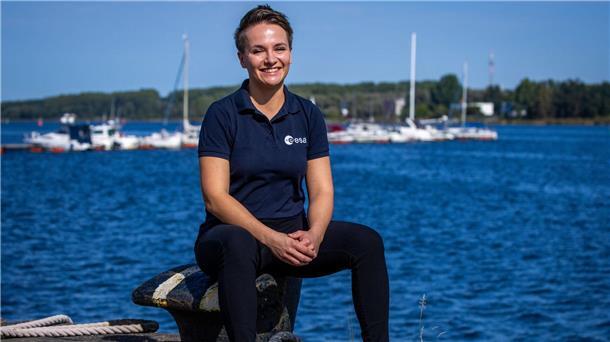 Astronauten auf See - Überlebensübung mit Weste und Paddel Amelie Schönenwald gehört zu den fünf Frauen und drei Männern aus sieben europäischen Ländern, die als Teil einer Astronauten-Reserve der Europäische (Esa) in der Warnow das Überleben auf hoher See trainieren.