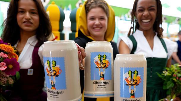 Maßkrug soll Hommage an Wiesn-Bedienungen sein Amiera Harithas (l) und Dinah-Charles Francis (r) haben das Motiv für den Krug entworfen.