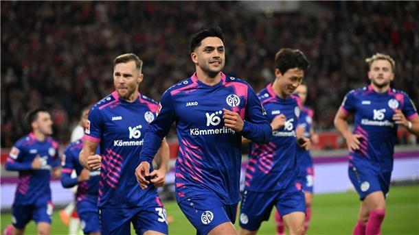 Jubel vor VfB-Kurve: Mainzer Amiri entschuldigt sich Amiri (M.) hatte nach seinem Treffer vor den Stuttgarter Fans gejubelt.