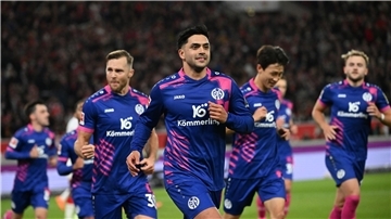 Jubel vor VfB-Kurve: Mainzer Amiri entschuldigt sich Amiri (M.) hatte nach seinem Treffer vor den Stuttgarter Fans gejubelt.