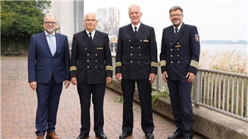 Amtseinführung in Brake (von links): Polizeipräsident Johann Kühme führte Bernd Napierala als neuen Leiter der Wasserschutzpolizeistation Brake und damit als Nachfolger von Uwe Hadeler ein. Neuer Leiter der Wasserschutzpolizeistation Emden ist Polizeihauptkommissar Ralf Wotzke.