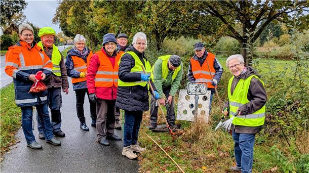 Die Mitglieder der Lunestedter Bastelrunde bei ihrer Pflanzaktion an den Ortseingängen.