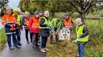 Die Mitglieder der Lunestedter Bastelrunde bei ihrer Pflanzaktion an den Ortseingängen.