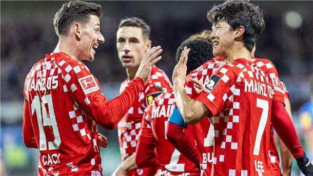 An alter Wirkungsstätte getroffen: Der Ex-Kieler Jae Sung Lee (r) erzielte das dritte Mainzer Tor 