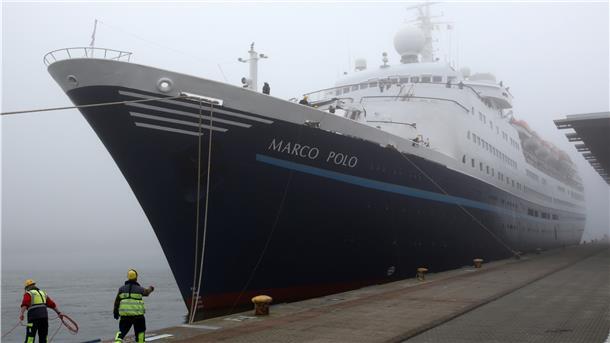 An Anblick aus „besseren" Zeiten. Bei dichtem Nebel macht das Schiff „Marco Polo" am 18.10.2014 im Ostseebad Rostock-Warnemünde (Mecklenburg-Vorpommern) fest. Auch in Bremerhaven war der Luxusliner gern gesehener Gast – zum Ein- und Aussteigen der Passagier oder zu Werftarbeiten bei der Lloyd-Werft. Das Ende ist jedoch nah: Die 176 Meter lange und 1965 gebaute „Marco Polo“ ist auf dem Weg nach Indien. Dort wird das Schiff verschrottet.