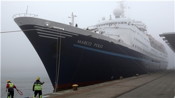 An Anblick aus „besseren" Zeiten. Bei dichtem Nebel macht das Schiff „Marco Polo" am 18.10.2014 im Ostseebad Rostock-Warnemünde (Mecklenburg-Vorpommern) fest. Auch in Bremerhaven war der Luxusliner gern gesehener Gast – zum Ein- und Aussteigen der Passagier oder zu Werftarbeiten bei der Lloyd-Werft. Das Ende ist jedoch nah: Die 176 Meter lange und 1965 gebaute „Marco Polo“ ist auf dem Weg nach Indien. Dort wird das Schiff verschrottet.