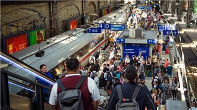 An Bahnsteigen für den Fernverkehr des Hamburger Hauptbahnhofs stehen zahlreiche Fahrgäste. Die Menschen in Deutschland fahren nach einer Statistik wieder mehr Zug.