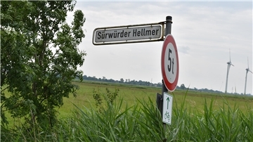 An beiden Seiten der Straße Sürwürder Hellmer soll der Windpark entstehen. Im Hintergrund sind Windkraftanlagen auf dem Gebiet der Gemeinde Ovelgönne zu sehen.