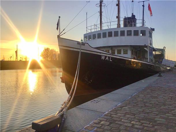 DEer Dampfeisbrecher "Wal" ist ein Museumsschiff an der Ostkaje des Neuen Hafens in Bremerhaven. Hier an Bord und an der Kaje eröffnet der Hildesheimer Bischof Dr. Heiner Wilmer am 14. Mai 2023 das bundesweite Jubiläums-Fest des Osteuropa-Hilfswerks Renovabis.