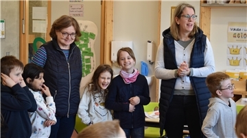 Kinder mit Lehrerinnen
