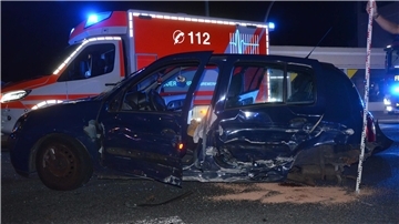 An dem Renault wurde ein Hinterrad abgerissen, der Fahrer wurde verletzt.