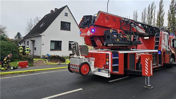 Die Wehren Hafenstraße und Hammelwarden sind am Mittwochmorgen zu einem Wohnhaus an der Oldenburger Heerstraße (alte B211) gerufen worden. 