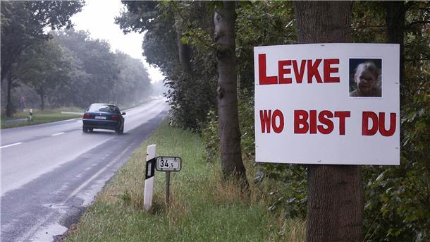 Ein Schild mit der Aufschrift "Levke – Wo bist du" hängt an einem Baum neben einer Straße.