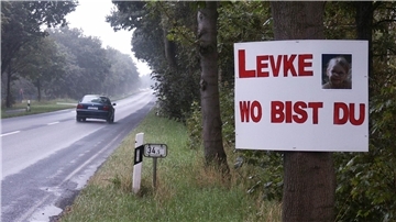 Ein Schild mit der Aufschrift "Levke – Wo bist du" hängt an einem Baum neben einer Straße.