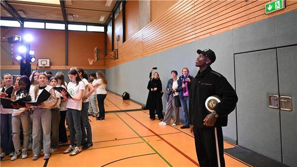 An Dennis Schröders alter Schule gab es eine Feier für den Basketball-Star.