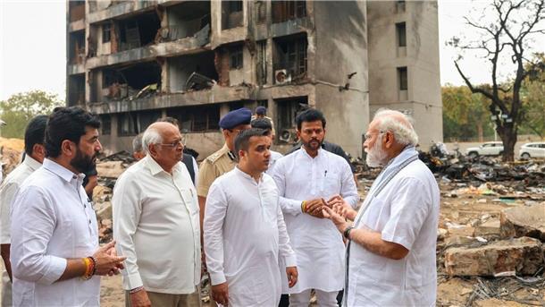 Wie ein Wunder: Passagier überlebt Flugzeugabsturz in Indien An der Absturzstelle machte sich Modi ein Bild von der Katastrophe.