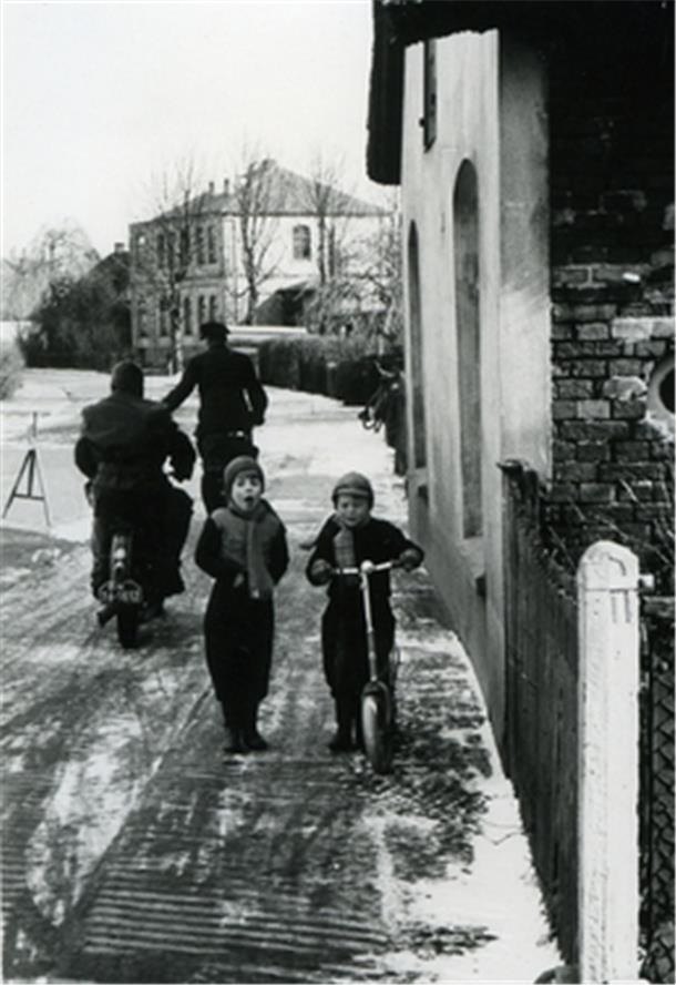 Als die Winter in Nordenham noch kälter waren An der Atenser Allee waren diese Kinder mit dem Roller trotz Schnee unterwegs.