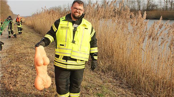 Torso im Mittellandkanal entpuppt sich als Sexspielzeug An der Bergung waren 15 Einsatzkräfte beteiligt.