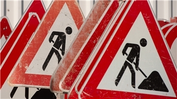 An der Bundesstraße 211 wird der Radweg zwischen Großenmeer und Altendorf erneuert. Die Arbeiten sollen bis zum 16. Dezember dauern.