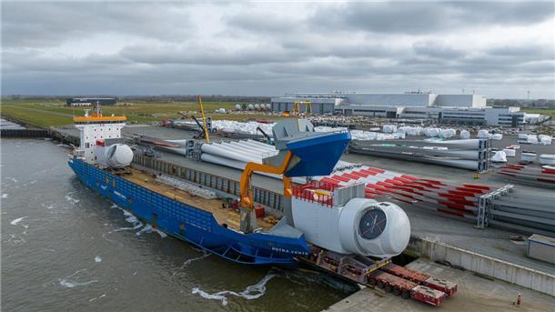 An der Cuxhavener Pier wird eine 14-Megawatt-Turbine aus dem örtlichen Siemens Gamesa-Werk verschifft. Der Transport ging in diesem Fall nicht in die USA. Ziel war der Offshore-Windpark Moray West (Schottland).