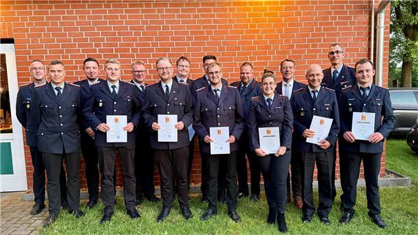 Von links: Dirk Otjen, Sascha Ortmann, Florian Schäfer, Nicolas Meyer, Heiko Peper, Colin Vajen, Bernd Beckmann, Rene Nordwig, Niklas Postels, Stefan Müller, Lina Kuschel, Henning Fricke, Phillip Weywer, Torben Wilshusen, Justus Trumann.