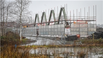 An der Dudweilerstraße wird die neue Brücke montiert.