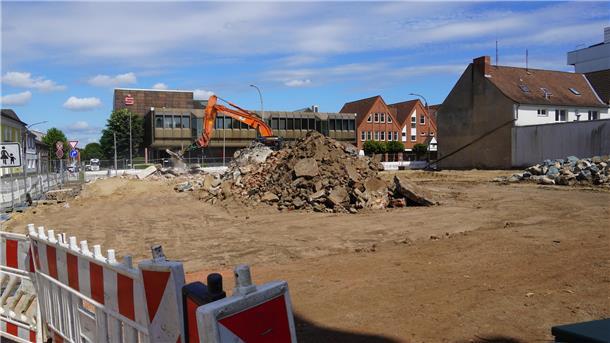 An der Ecke Neue Straße/Ritterstraße entsteht nach Planung des Ingenieurbüros GZ aus Henstedt-Ulzburg ein viergeschossiges Gebäude mit 24 Wohneinheiten. Der Abriss des alten Gebäudes ist beinahe abgeschlossen. Finanziert wird das Projekt durch die Sparkasse Rotenburg Osterholz (im Hintergrund zu sehen) und die NBank.