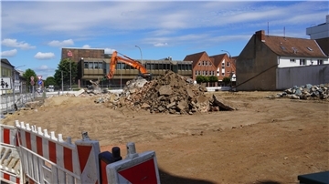 An der Ecke Neue Straße/Ritterstraße entsteht nach Planung des Ingenieurbüros GZ aus Henstedt-Ulzburg ein viergeschossiges Gebäude mit 24 Wohneinheiten. Der Abriss des alten Gebäudes ist beinahe abgeschlossen. Finanziert wird das Projekt durch die Sparkasse Rotenburg Osterholz (im Hintergrund zu sehen) und die NBank.