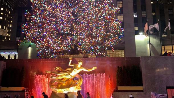 Eislaufbahn am New Yorker Rockefeller Center eröffnet An der Eisfläche steht auch einer der berühmtesten Weihnachtsbäume der Welt. (Archivbild)