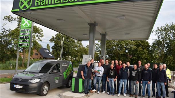 Genossenschaft eröffnet neue Tankstelle im Nordseebad Burhave Eröffnung der nagelneuen Tankstelle in Burhave