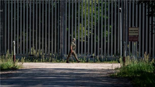 Arbeitsvisa gegen Schmiergeld? Polens Regierung unter Druck An der EU-Außengrenze zum Nachbarland Belarus hat Polen einen 5,5 Meter hohen Metallzaun mit Bewegungsmeldern und Nachtsichtkameras errichtet. Eine Affäre um mutmaßliche Korruption bei der Visavergabe bringt die PiS in Bedrängnis.
