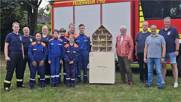 Freiwillige Feuerwehr Wilstedt übergibt neues Rauchhaus an die Jugendfeuerwehr.