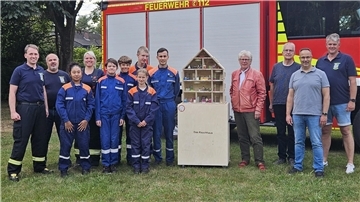 Freiwillige Feuerwehr Wilstedt übergibt neues Rauchhaus an die Jugendfeuerwehr.