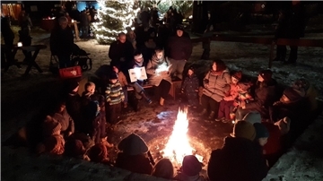 An der Feuerstelle lasen Jana Kämna und Olivia Kotza den Kindern Weihnachtsgeschichten vor. 