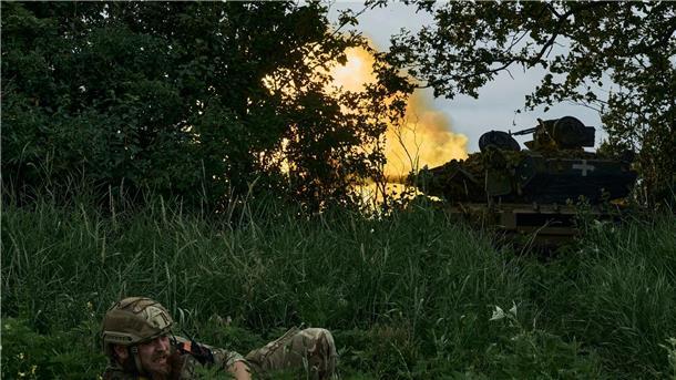 An der Frontlinie in der Nähe von Bachmut - ein Panzer feuert auf russische Stellungen.