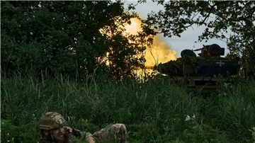 An der Frontlinie in der Nähe von Bachmut - ein Panzer feuert auf russische Stellungen.